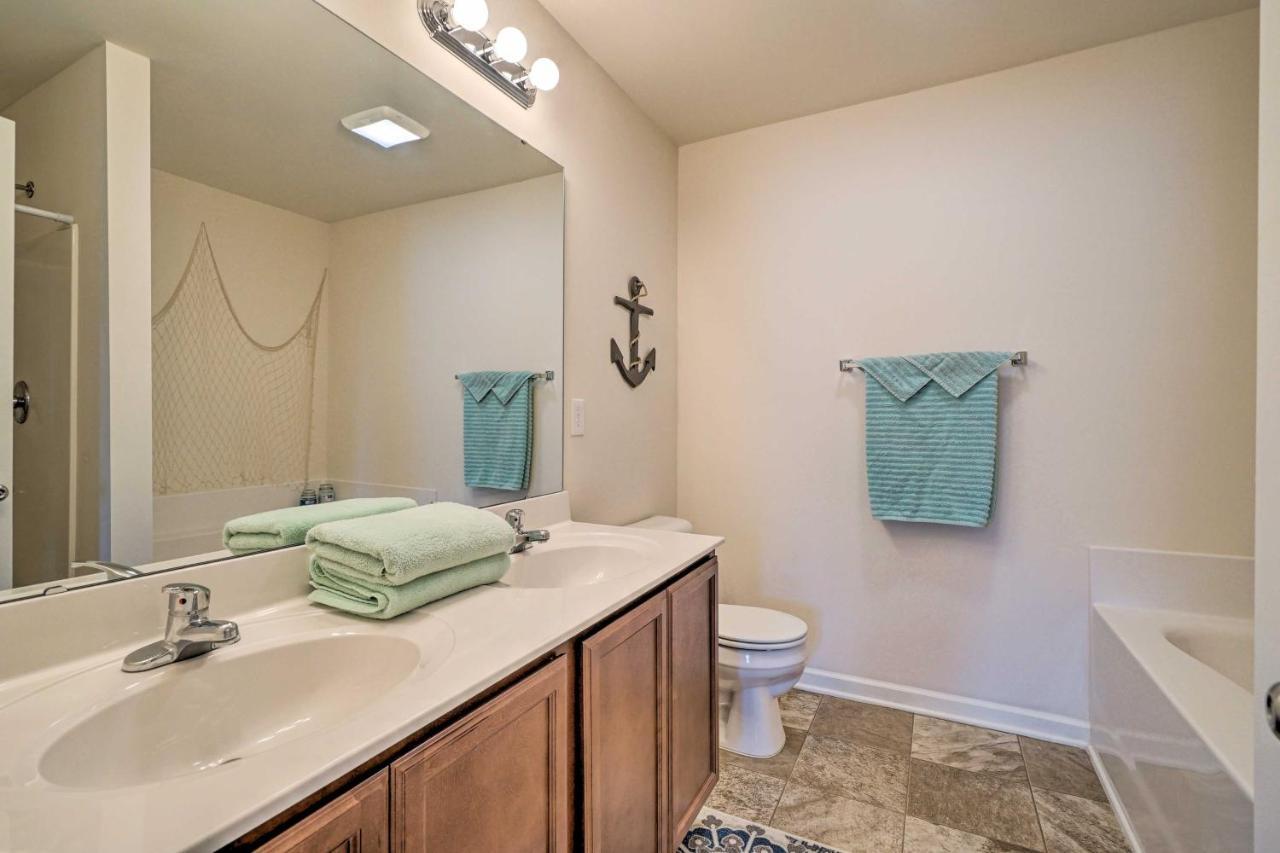 Modern Coastal Condo With Patio 1 Mi To Beaches! Carolina Beach Extérieur photo